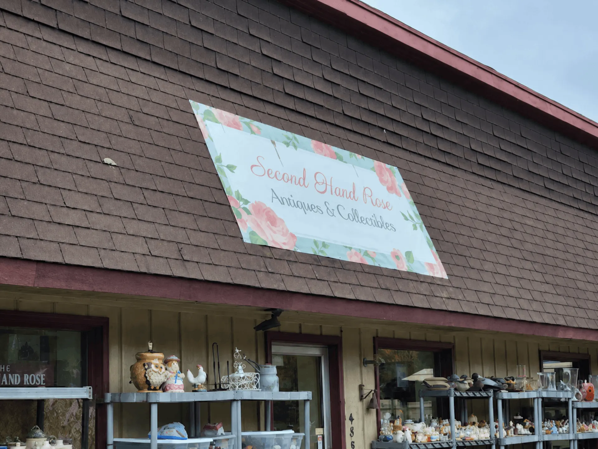 Second Hand Rose storefront on Highway 61 with outdoor vintage displays and the rose sign on the roof